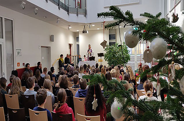 Symbolfoto zum Artikel: Vorweihnachtsgottesdienst in der Neuen Mittelschule Lanzendorf